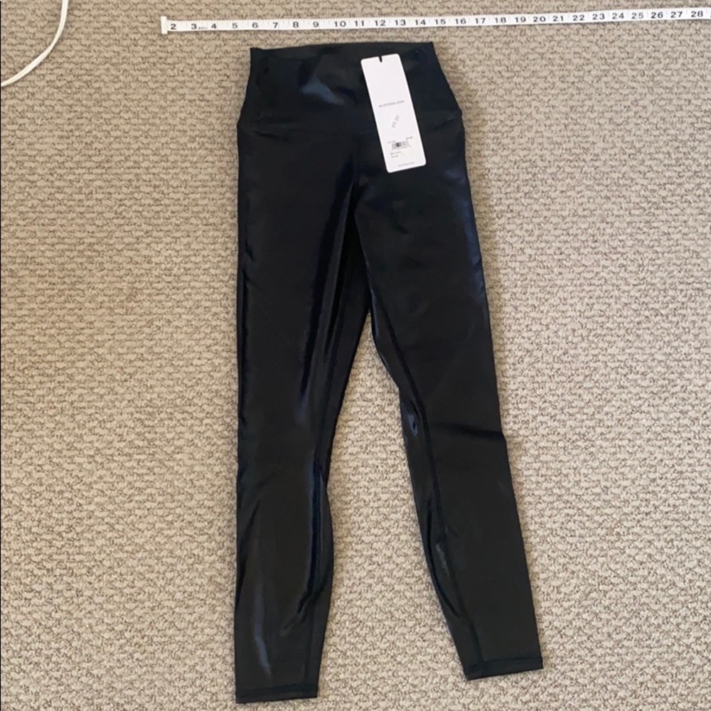 NWT Alo Yoga 7/8 Black Shine Shiny Leggings SOLD OUT - Picture 3 of 5